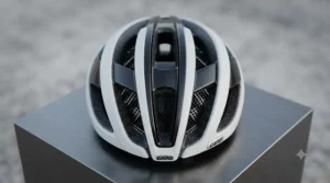 Integrated ventilation ports on top of the lightweight fibreglass sport helmet to ensure optimal airflow during use.