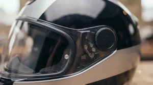 Quick-release visor mechanism on an injected polycarbonate helmet for easy day-to-day riding adjustment.