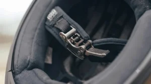 Secure micrometric retention strap buckle on an injected polycarbonate helmet for quick fastening.