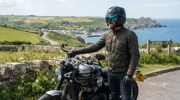 Glossy mirror tinted visor fitted to a motorbike helmet, designed for UK road and track riding. mirror tinted visor for motorbike helmet