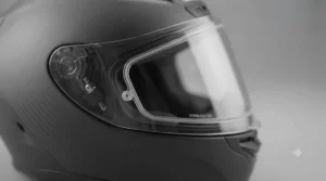 Crystal-clear anti-fog visor fitted to an ultra-lightweight full face helmet for all-weather riding.