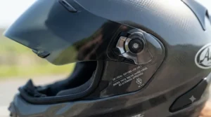 Informational graphic illustrating UK legislation regarding tinted visors, highlighting that dark smoke options are for daytime use only.