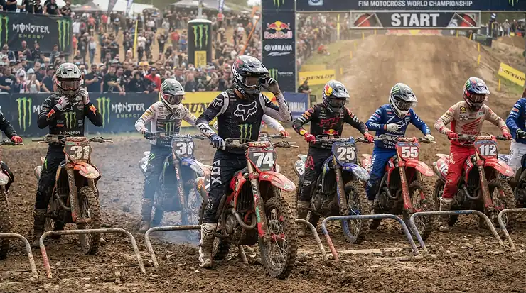 Final checks of universal tear-offs for motocross goggles at the starting grid
